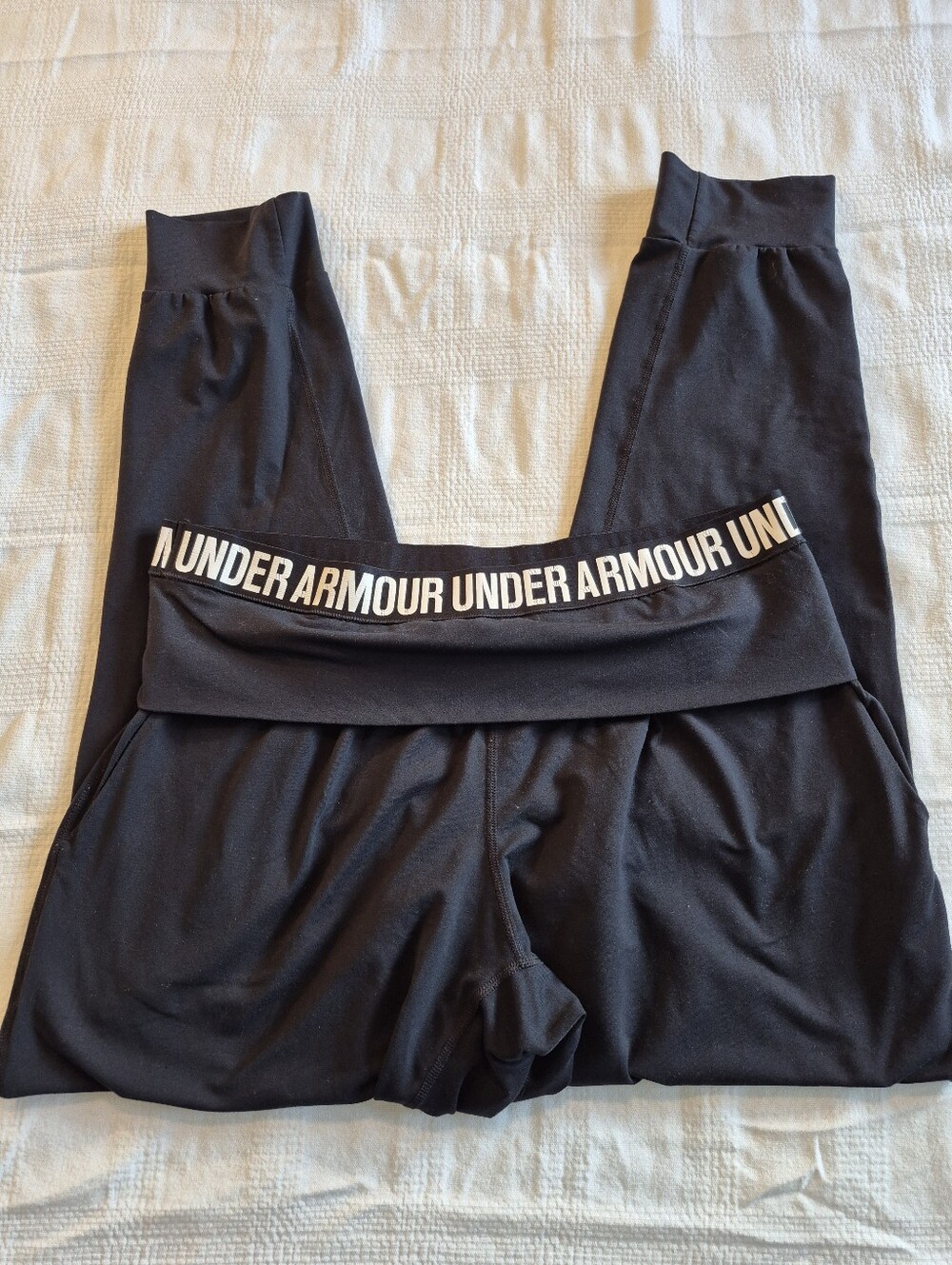 Under Armour women's Large black jogger with a wide elastic logo waistband GUC
